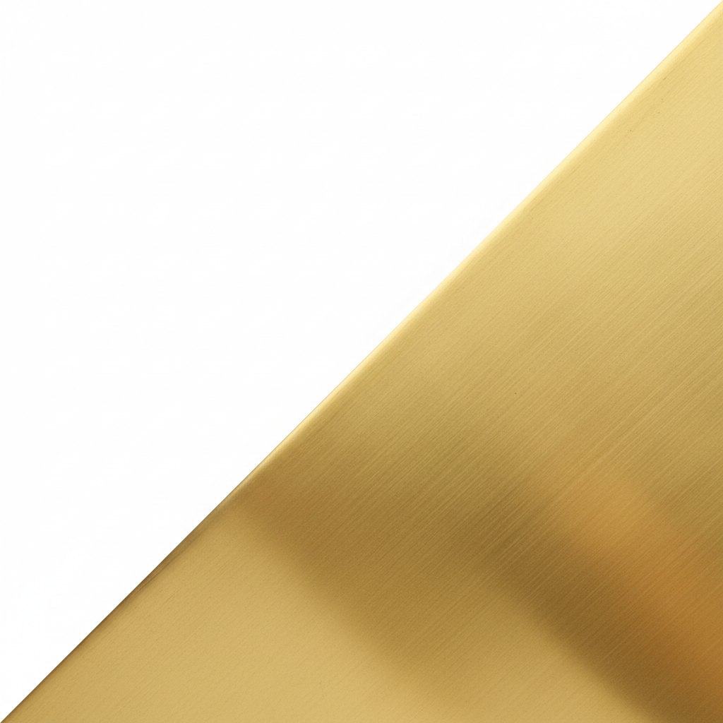 firkantet billede diagonalt delt. Hvid på den ene del og messing på den anden